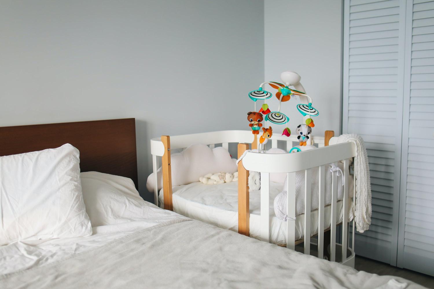 Wybór odpowiedniego łóżeczka i materaca dla niemowlęcia