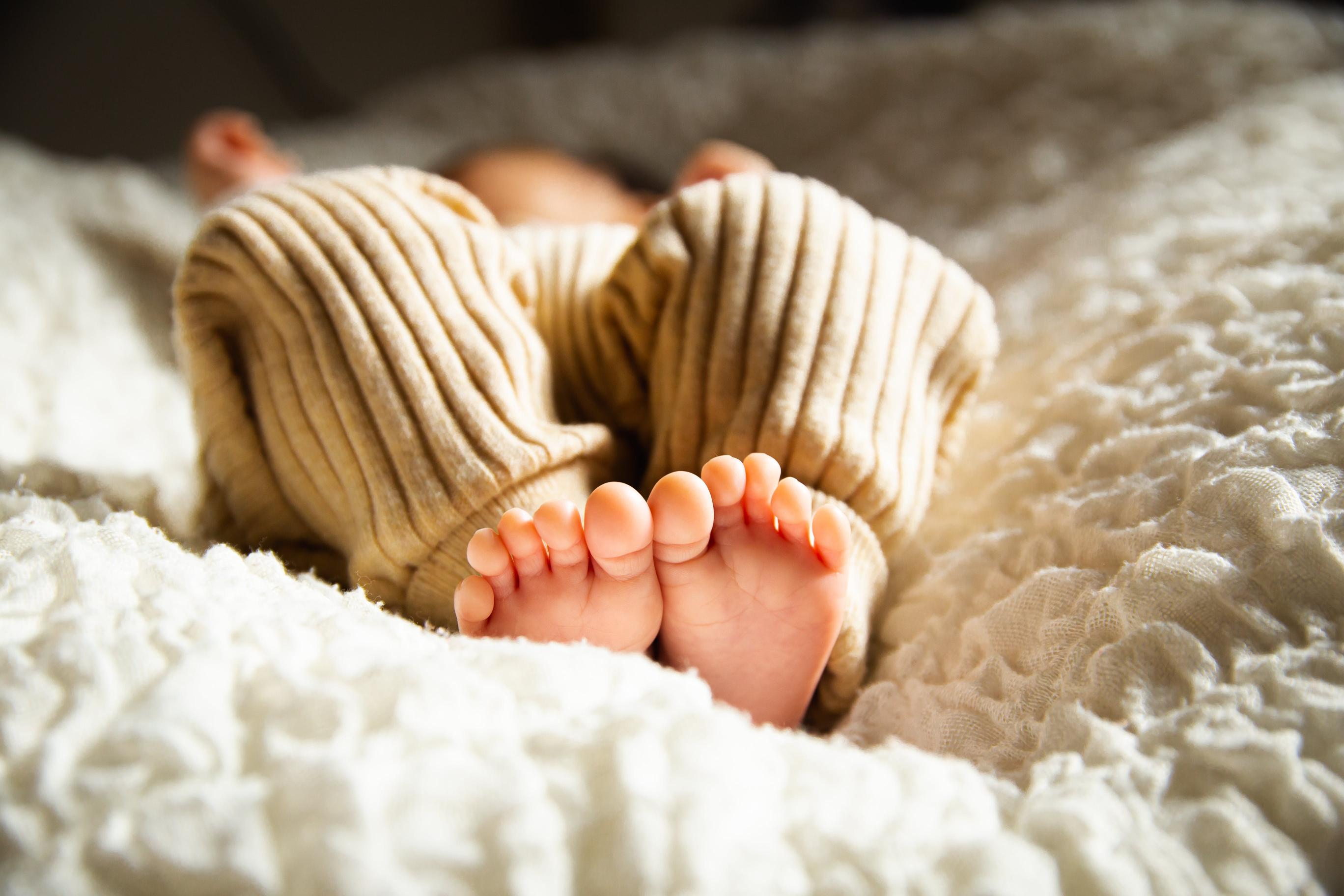 Komfort i bezpieczeństwo – wybór odpowiedniego łóżeczka i pościeli dla niemowlaka