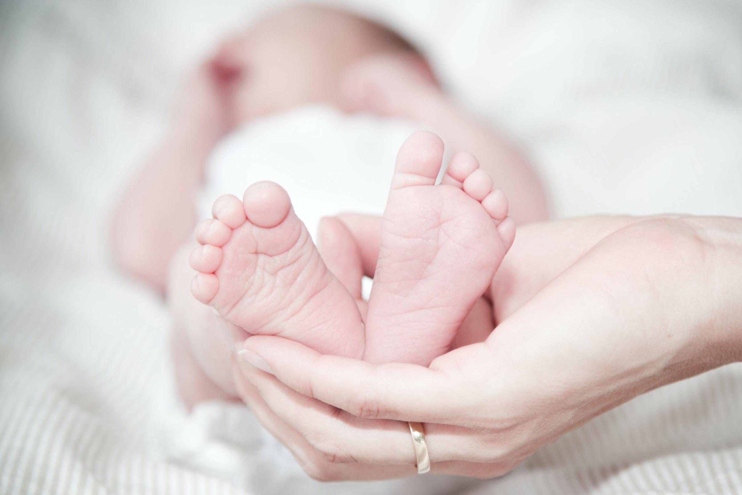 Pierwsze miesiące życia – kamienie milowe w rozwoju niemowlaka