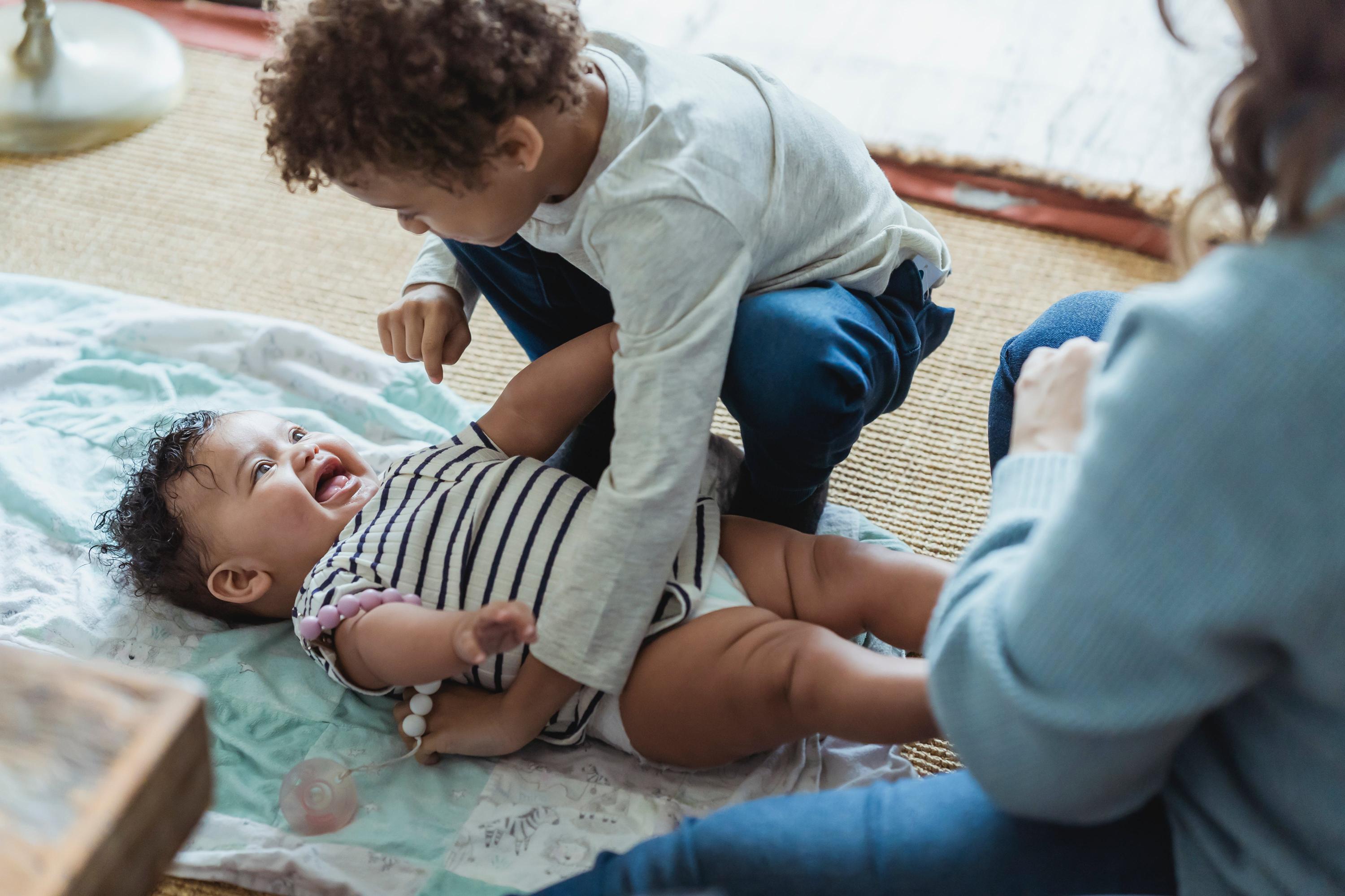 Interaktywne zabawy z niemowlęciem – jak angażować zmysły dziecka