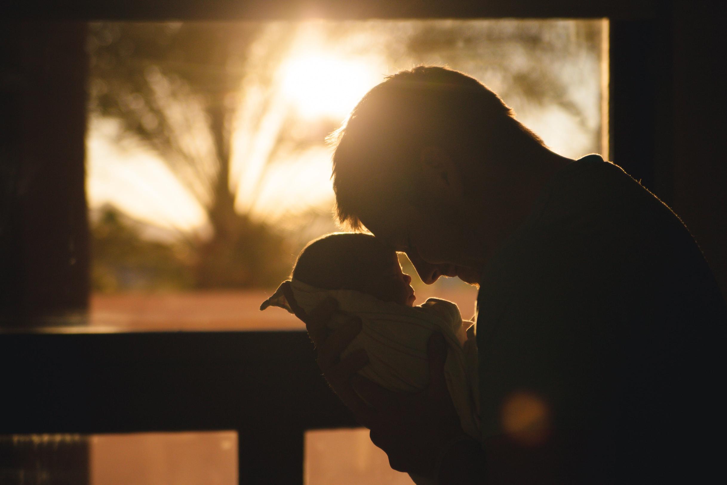 Etapy rozwoju emocjonalnego w pierwszym roku życia dziecka